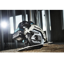 Makita Akku-Handkreissäge auf einer Holzoberfläche