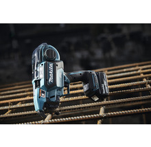 Makita Logo auf einem Akku-Bindeisen, das auf Bewehrungsstahl platziert ist.