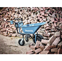 Makita Akku Schubkarre vor einem Ziegelsteinhaufen