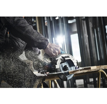 Eine Person sägt mit einer Makita Handkreissäge ein Holzbrett.