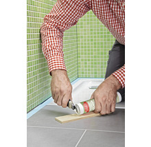 Anwendung von Fugensilikon in einem Badezimmer