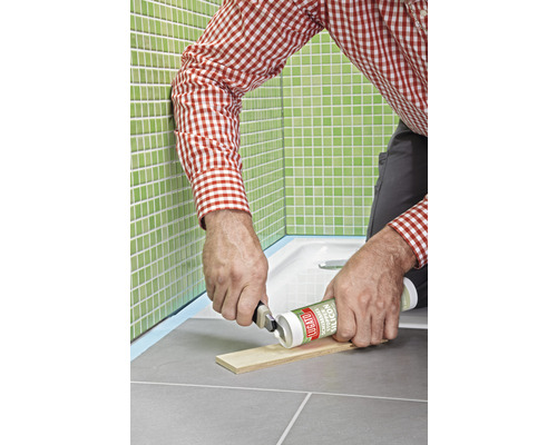 Anwendung von Fugensilikon in einem Badezimmer