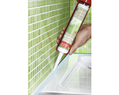 Anwendung von Lugato Schimmelstopp Silicon im Badezimmer