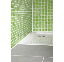 Badezimmer Ecke mit grünen Mosaikfliesen, Duschwanne und grauen Bodenfliesen