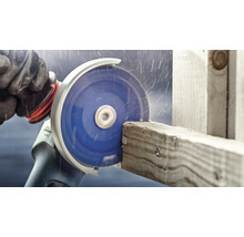 Ein Winkelschleifer schneidet Holz