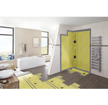 Helles Badezimmer mit Badewanne, Waschbecken und Duschbereich mit Abdichtungssystem für Fliesen