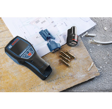 Bosch D-tect 120 Ortungsgerät mit Batterien, Akku und Zubehör auf einer Holzoberfläche