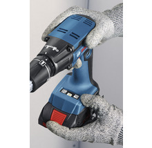 Akkuschrauber in der Hand mit Arbeitshandschuhen