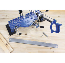 Gehrungssäge mit Metallsägeblatt und Zubehör auf Holztisch