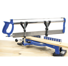 Gehrungssäge mit Holzzuschnitt auf einer Holzoberfläche