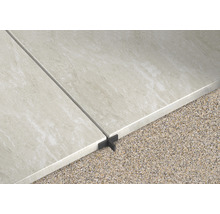 Fliesen mit Fugenkreuz auf Kiesuntergrund