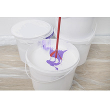 Farbmischer in einem Farbeimer mit Farbe