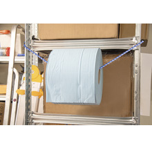 Rolle Papierhandtücher an einem Regal aufgehängt