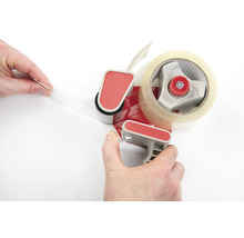 Klebebandabroller mit Klebeband in Aktion