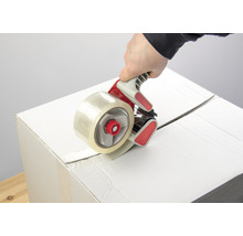 Karton wird mit einem Packbandabroller verschlossen