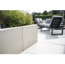 Terrasse mit Betonpflanzkästen und Gartenmöbeln