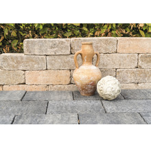 Gartenmauer mit dekorativer Amphore und Zierkugel auf Pflastersteinen