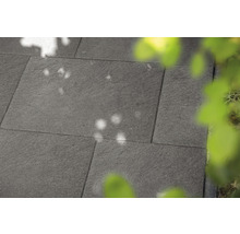 Graue Terrassenplatten im Gartenbereich