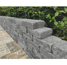 Mauer aus Betonsteinen im Garten