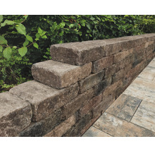 Gestapelte Gartenmauersteine aus Beton