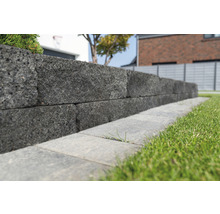 Gartenmauer aus Betonsteinen mit Rasenkante
