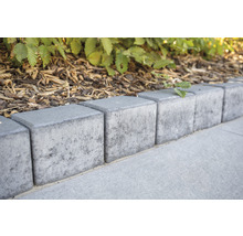 Nahaufnahme von Rasenkantensteinen aus Beton