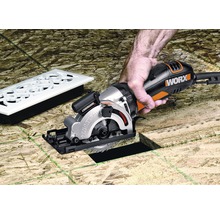 Worx Kreissäge im Einsatz zum Schneiden von Holz mit einer Person, daneben ein Lüftungsgitter