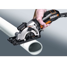 Worx Kreissäge beim Schneiden eines Rohres