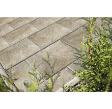 Verlegung von Pflastersteinen im Außenbereich