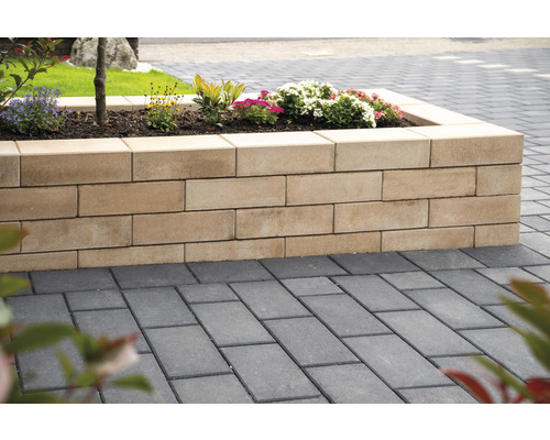 Beetbegrenzung aus Pflanzsteinen und Pflastersteinen