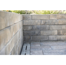 Mauer und Pflastersteine aus Beton im Garten