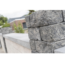 Mauer aus Betonsteinen im Außenbereich.