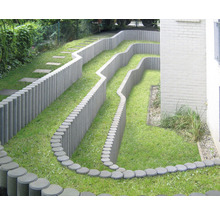 Terrassierter Garten mit Rasen und Beetbegrenzung aus Betonpalisaden