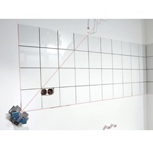 Badezimmerwand gefliest mit Fliesen und Laser