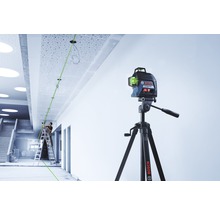 Bosch Logo. Linienlaser im Einsatz auf einer Baustelle.