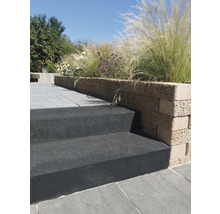 Treppe mit Blockstufen und Trockenmauer im Garten