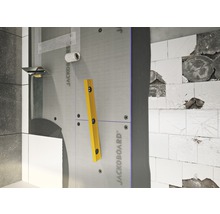 Einbauszene eines Badezimmers mit Jackoboard-Bauplatten und Nivellierwerkzeug