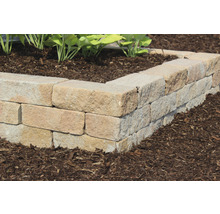 Garten mit bepflanzter Natursteinmauer