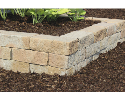 Garten mit bepflanzter Natursteinmauer