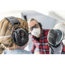 Person mit 3M Peltor ProTac III Gehörschutzkopfhörern bei der Arbeit