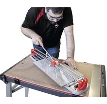 Fliesenschneider im Einsatz auf einem Tisch