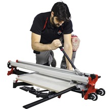 Mann kniet und schneidet Fliese mit Fliesenschneider