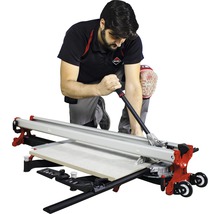 Mann schneidet Fliese mit Fliesenschneider