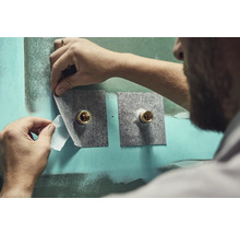 Installation von zwei Wandrosetten im Badezimmer