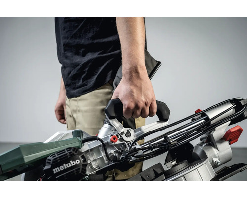 Eine Person hält eine Metabo Kappsäge
