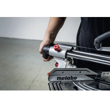 Eine Person bedient eine Metabo Kappsäge