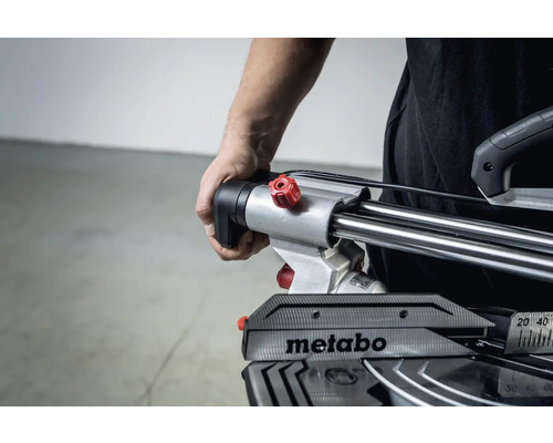 Eine Person bedient eine Metabo Kappsäge