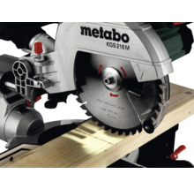 Metabo Kappsäge beim Schneiden eines Holzstücks