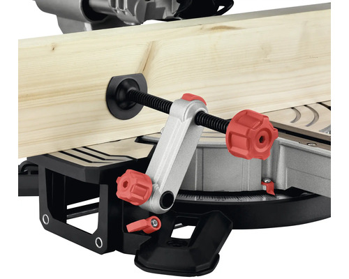 Werkstückspannung an einer Kappsäge zur Fixierung von Holz