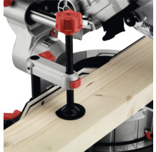 Kappsäge mit Werkstückspannung fixiert ein Holzbrett